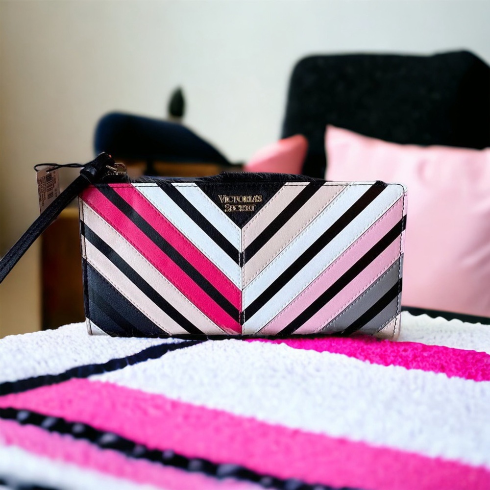 🍀Victoria's Secret NWOT Multicolor Chevron Slim Wristlet Wallet